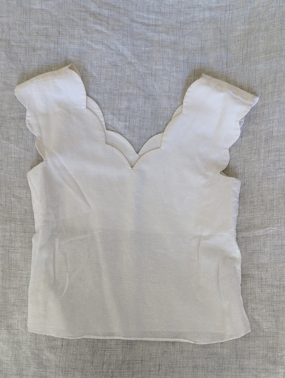 White Linen Scalloped V-Neck Top 💐